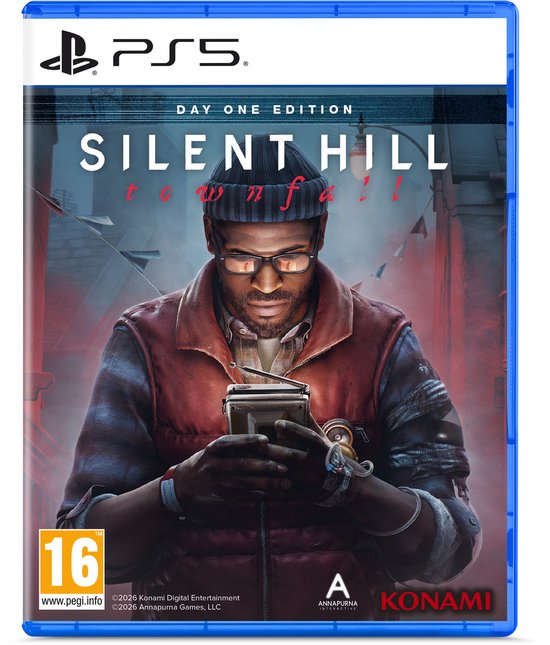 PlayStation 5 gamecover voor Silent Hill: Townfall Day One Edition. Een man met bril en muts houdt een apparaatje vast. PEGI 16.