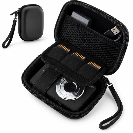 Zwarte cameratas met gesloten hoesje en een open tas met camera, SD-kaarten en kabels.