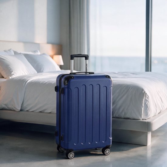 Donkerblauwe koffer met verticale ribbels in een slaapkamer opstelling.