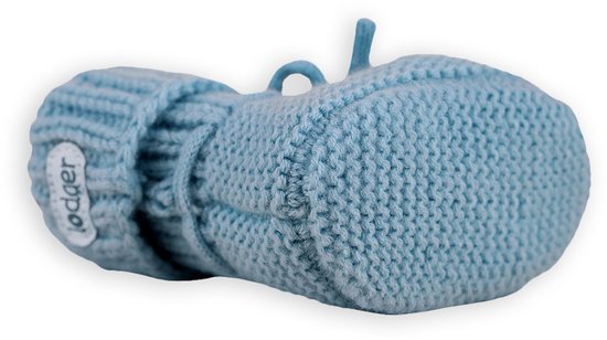 Blauw merinowollen babyslofje, zijaanzicht, met label 'Lodger'. Gebreide structuur.