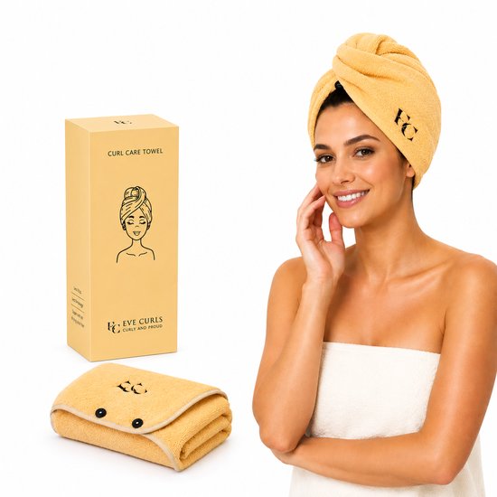 Mannequin avec serviette à boucles jaune en microfibre et logo FC, à côté d'un emballage avec illustration.
