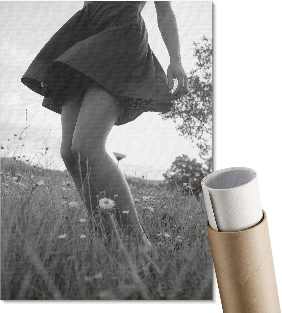 Coloray Polycanvas Poster - Vrouw In De Wei, Fotografie - A4 - Zwart-wit Wandposter - Rechthoek - Kunstposter - Woonkamer, Slaapkamer, Kantoor - Klassiek