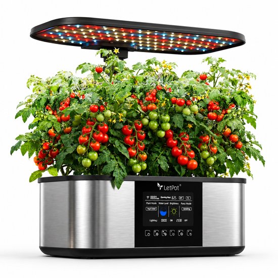 Automatisch kweekstation van LetPot met 21 zaailingen, gevuld met rode en groene tomatenplanten onder LED-groeilampen. Het digitale display toont 'Plant Mode: Growing'.