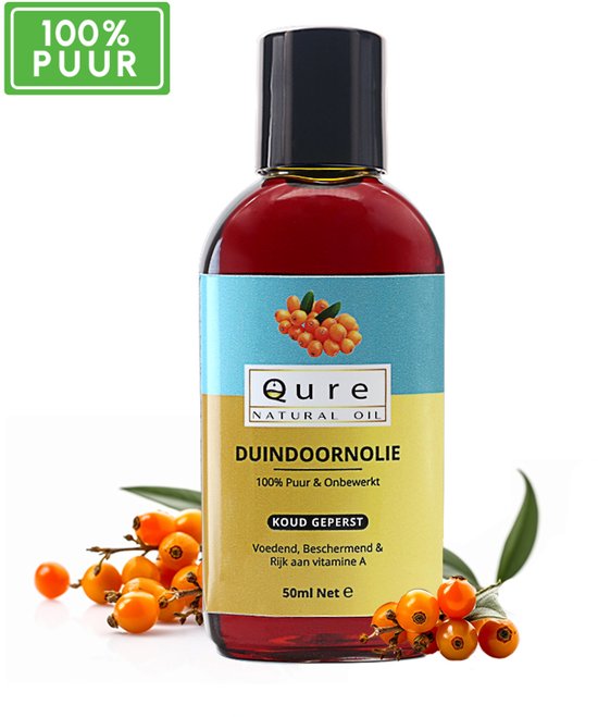 Flesje Qure Natural Oil Duindoornolie 50ml, met 100% PUUR etiket. Naast de fles staan takjes met oranje duindoornbessen.