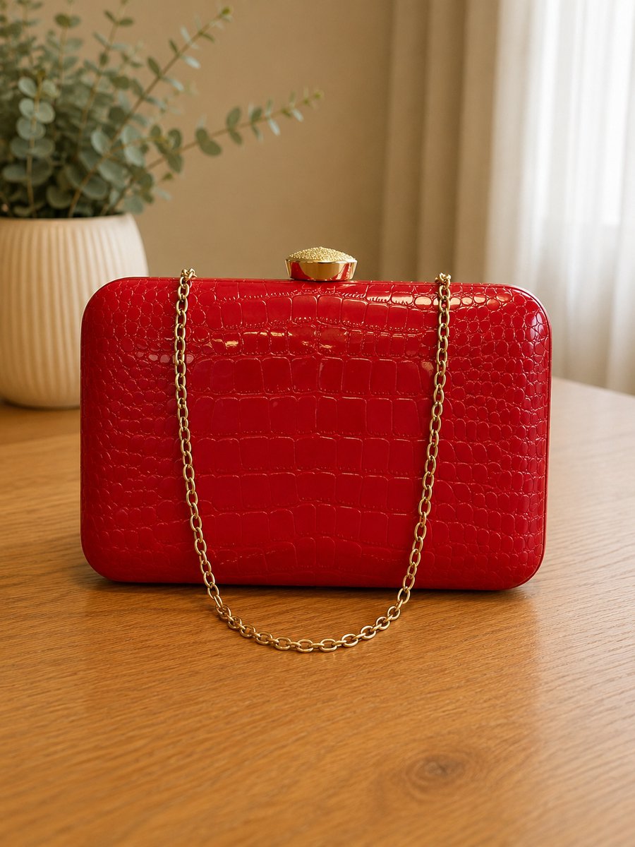 Elegante rode clutch met een luxe krokodillenlook