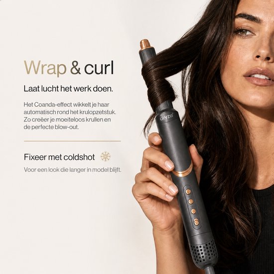 Vrouw met lang donker haar die een krultang gebruikt. Tekst 'Wrap & curl' en 'Fixeer met coldshot'.
