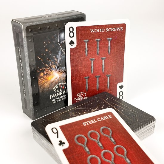IVANKART Metal Edition kaart 'Wood Screws' met rood ontwerp, liggend op een stapel kaarten en bij een doosje.