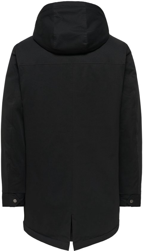 Achterkant van een zwarte parka met capuchon en split aan de onderkant.