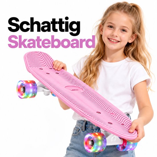 Lachend meisje in wit shirt houdt een roze skateboard met lichtgevende LED-wielen vast.