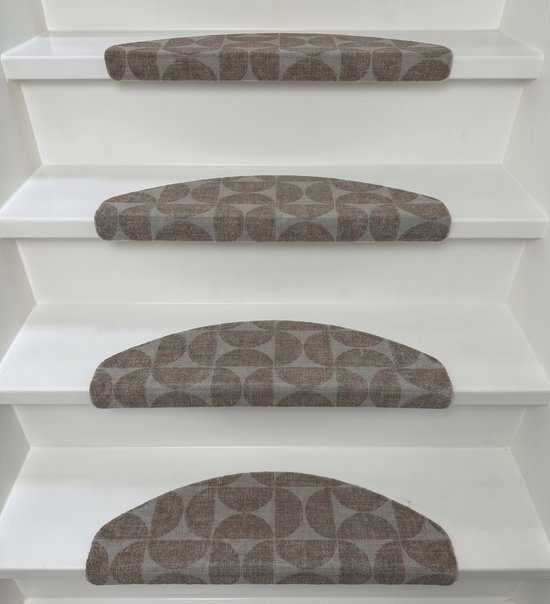 Halve maan trapmatten in taupe met geometrisch cirkelpatroon op witte treden.