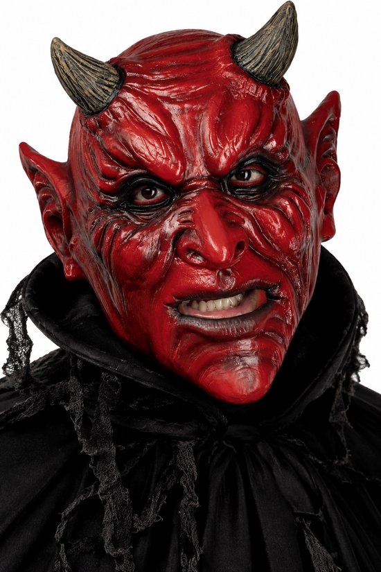 Gedetailleerd rood demonenmasker van latex met hoorns en zwarte kap tegen een witte achtergrond.