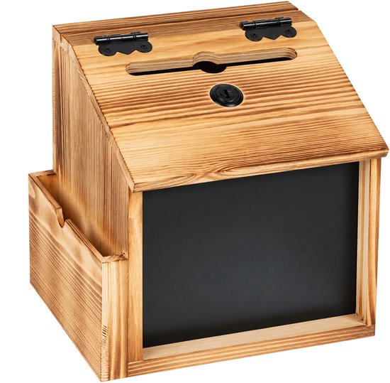 Houten enveloppendoos met zwart krijtbord, slot en zijvak op een witte achtergrond.