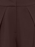 Donkerbruine ONLY pantalon met hoge taille, plooidetails en een gulp met rits en knoop.
