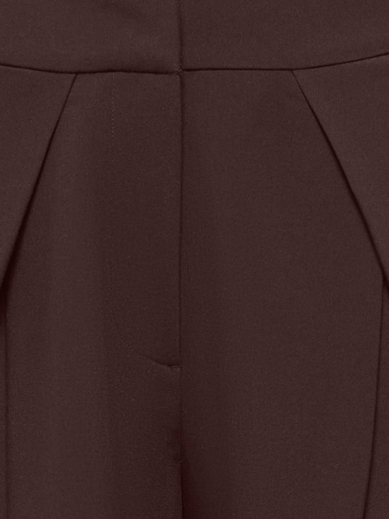 Donkerbruine ONLY pantalon met hoge taille, plooidetails en een gulp met rits en knoop.