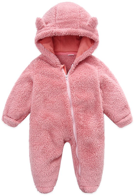 Roze baby-onesie van fleece met een capuchon met berenoortjes en een ritssluiting aan de voorzijde.