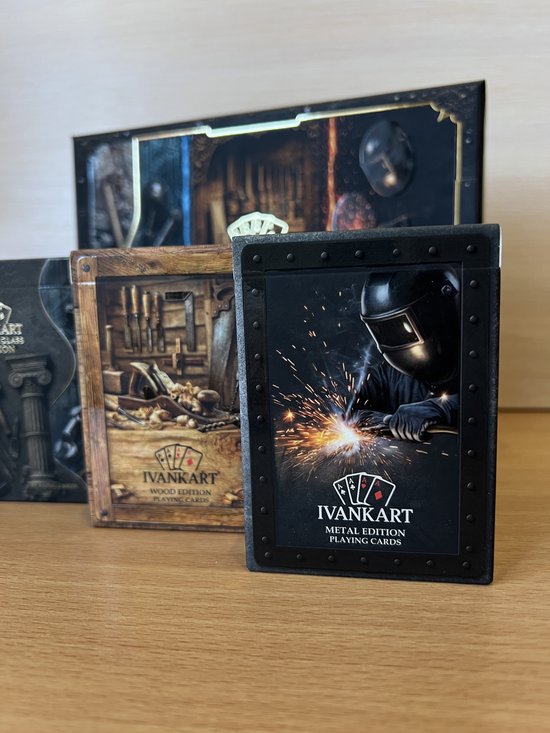 Close-up van de Ivankart Metal Edition met een lasser, geplaatst voor de Wood en Stone & Glass spellen.