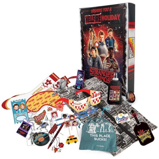 Stranger Things adventskalender met diverse merchandise zoals een muts, stickers, een fles en Hawkins-accessoires.