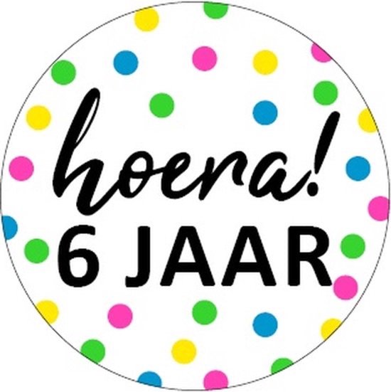 Ronde sticker met kleurrijke stippen en de tekst Hoera! 6 JAAR in zwart lettertype.