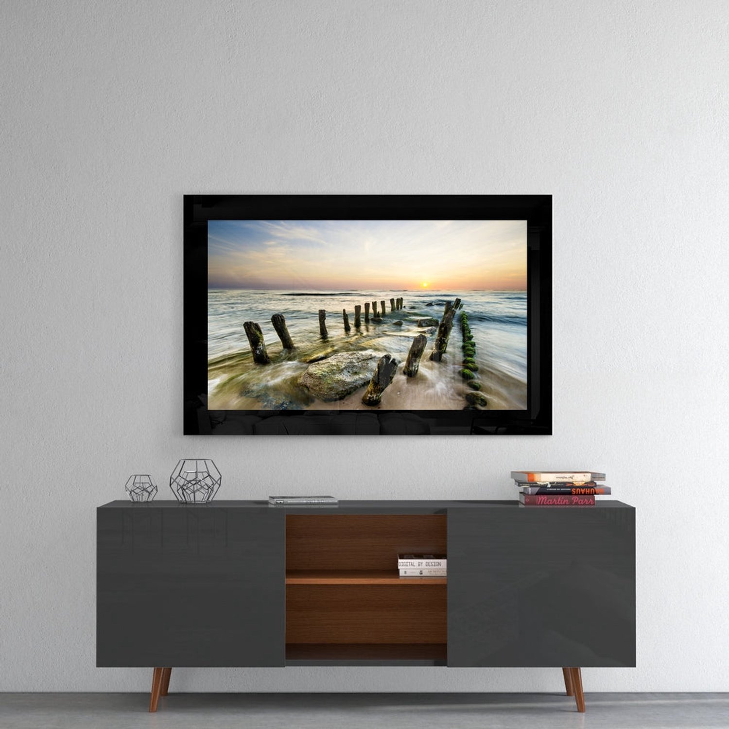 Glasschilderij – Met Mos Bedekte Palen bij Zonsopkomst aan het Strand – Kunstzinnige Wanddecoratie