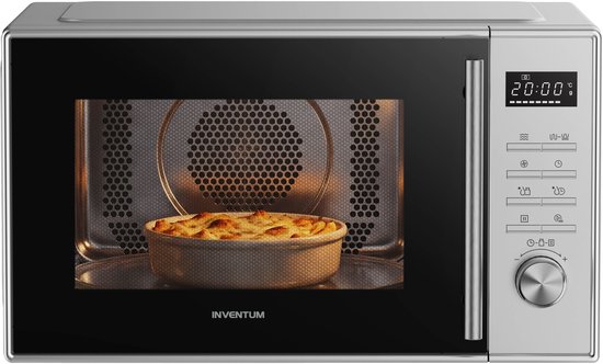 Zilverkleurige Inventum combimagnetron met digitaal display, draaiknop en een ovenschaal in de verlichte binnenruimte.