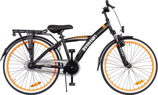 Zijaanzicht van de zwarte Aventuri Roady 24 inch kinderfiets met bagagedrager en oranje velgen.