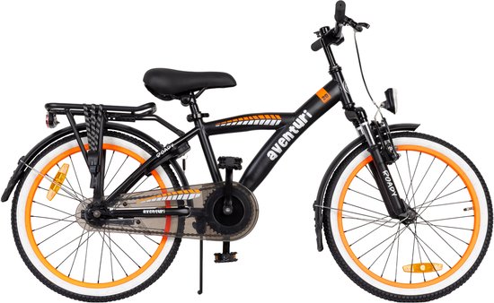 Zijaanzicht Aventuri Roady kinderfiets, zwart frame met 'Aventuri' en 'Roady' opdruk, oranje velgen.