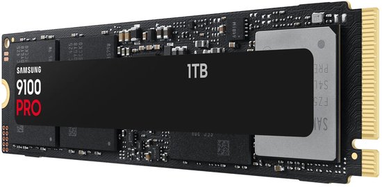 Zwarte Samsung 9100 PRO 1TB M.2 SSD met gouden connector.
