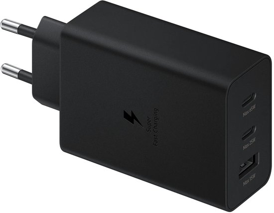 Zwarte Samsung reisadapter met drie poorten, voorzien van 'Super Fast Charging' tekst en oplaadspecificaties.