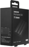 Zwarte verpakking van de Samsung T7 Shield 2TB met specificaties, afmetingen en meegeleverde kabels.