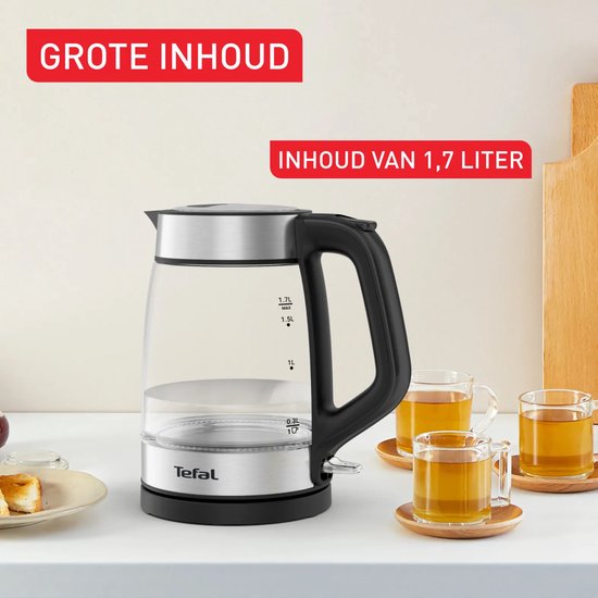 Tefal glazen waterkoker met grote inhoud van 1,7 liter op een aanrecht met kopjes thee.