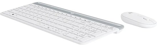 Perspectiefaanzicht van een wit draadloos Logitech-toetsenbord en een bijpassende witte muis op een witte achtergrond.