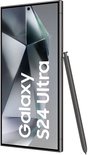 Galaxy S24 Ultra smartphone in grijs met schermtekst en bijbehorende styluspen rechts.