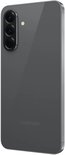Schuine achteraanzicht van een grijze smartphone met drie camera's en het Samsung-logo.