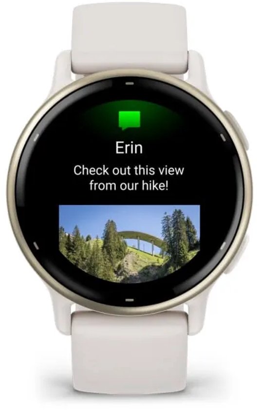 Garmin Vivoactive 5 met een melding van Erin over een wandeltocht, inclusief een preview van de foto.