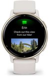 Garmin Vivoactive 5 met een melding van Erin over een wandeltocht, inclusief een preview van de foto.