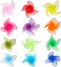 Twaalf veelkleurige, doorschijnende chiffon doeken in een wervelende vorm.