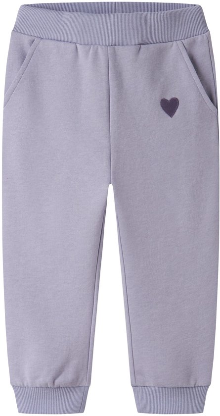 Lichtpaarse joggingbroek met geribde boorden en een donkerpaars hartmotief op de heup.