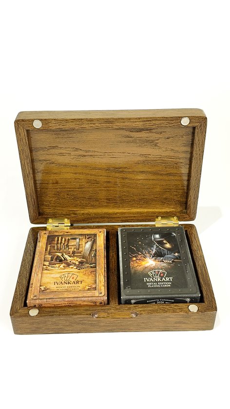 Geopende eikenhouten koffer met een 'Wood Edition' en 'Metal Edition' spel kaarten erin.