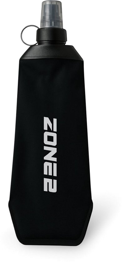 Gourde souple noire de 500 ml avec logo ZONE2 blanc vertical sur le devant et embout transparent.