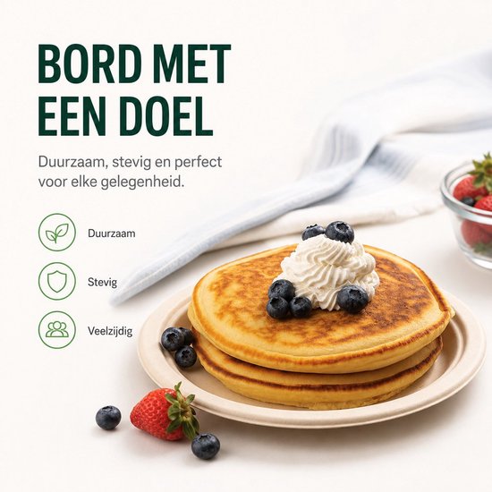 Stapel pannenkoeken met slagroom en bessen op een stevig, duurzaam bruin bord.