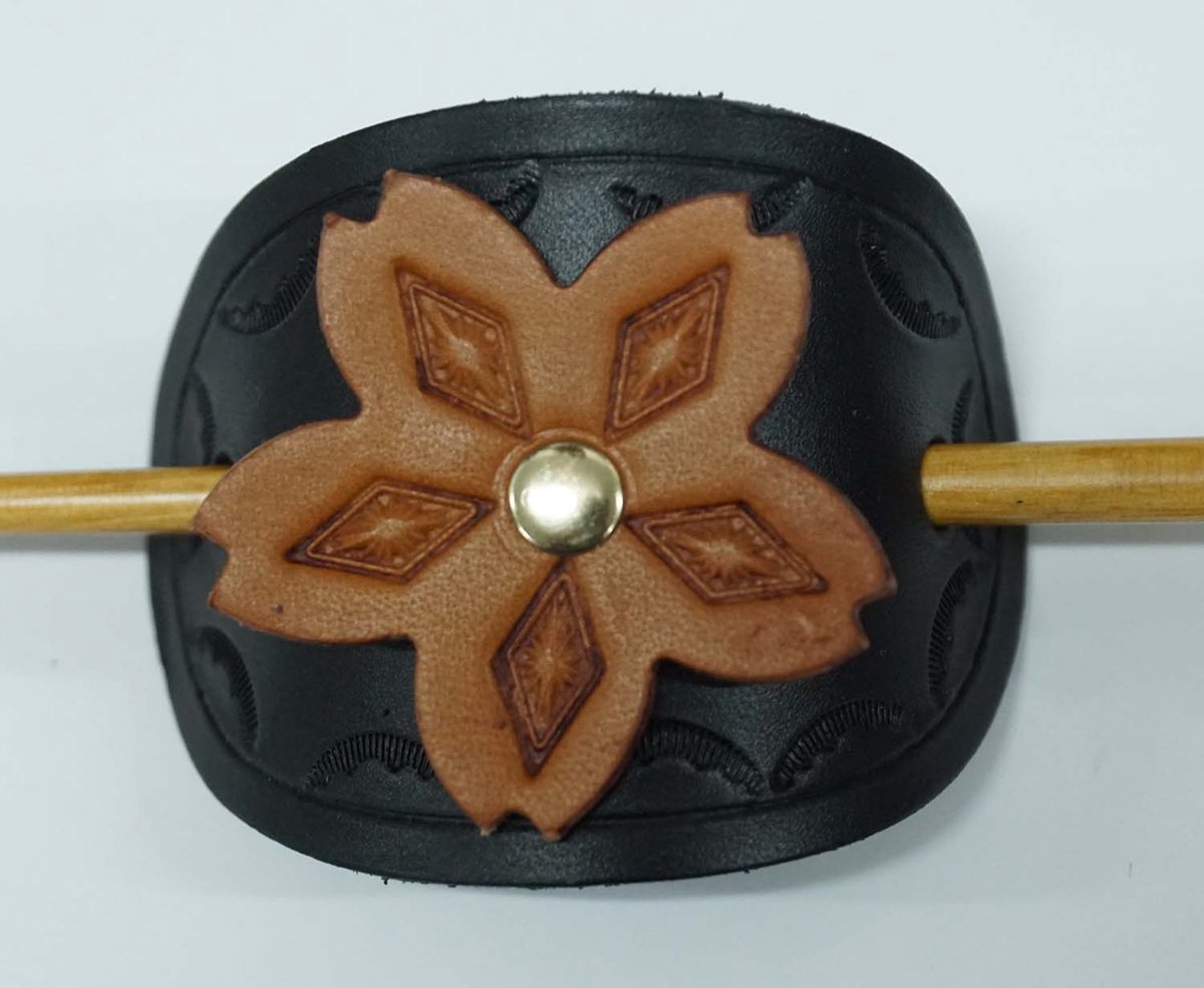 Leren haarspeld zwart met bruin bloem ruit vorm op de bloem + houten haarstokje - handgemaakte dames haarspeld - haarspeld van 100% leer - sierlijke bloemen haarspeld - vrouwelijke haarspeld - haarspeld voor dik of dun haar - flexibele haarspeld