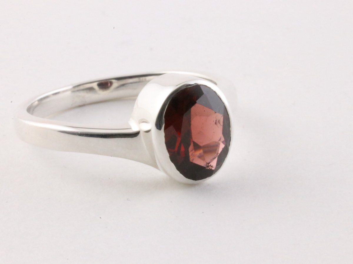 Zilveren ring met granaat - maat 19