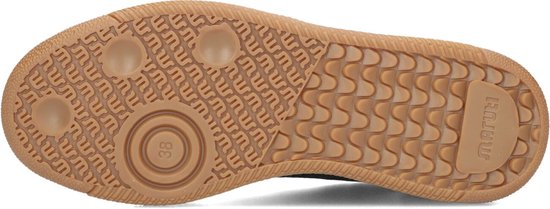 Bruine rubberen zool van Maruti sneakers met een ingewikkeld patroon en "MARUTI" in reliëf.