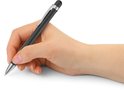 Hand schrijft met een zware, matzwarte pen met zilverkleurige clip en punt.