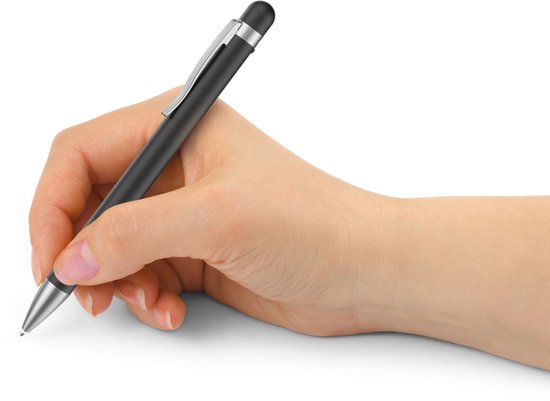 Hand schrijft met een zware, matzwarte pen met zilverkleurige clip en punt.