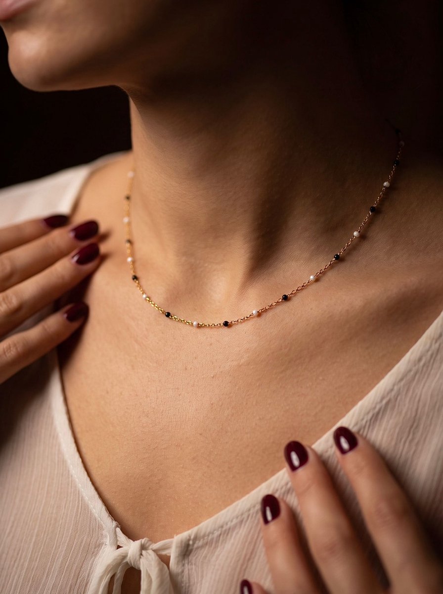 Anelplus Dames Ketting – Goudkleurig – Zwart Witte Kraaltjes – Minimalistische Halsketting – Subtiel & Elegant