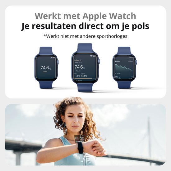 Montre connectée bleu foncé affichant des résultats. Une femme porte une montre connectée.