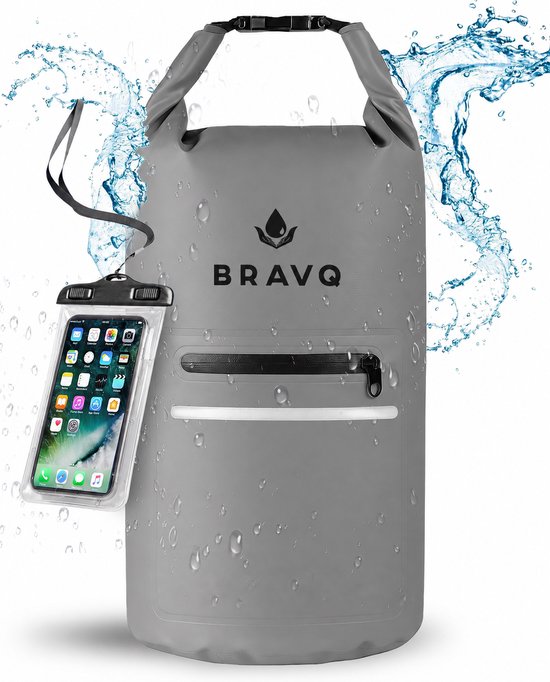 Grijze BRAVQ waterdichte tas met een telefoonhoesje eraan. De tas is nat door opspattend water.