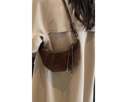 Schoudertas - croissant tas - bruine schoudertas - bowling tas - schoudertas met franjes - bag - sholder bag - handbag - handtas - tas - vanity tas - buideltas - statement tas - shoulderbag - hobo tas - gebogen pu schoudertas