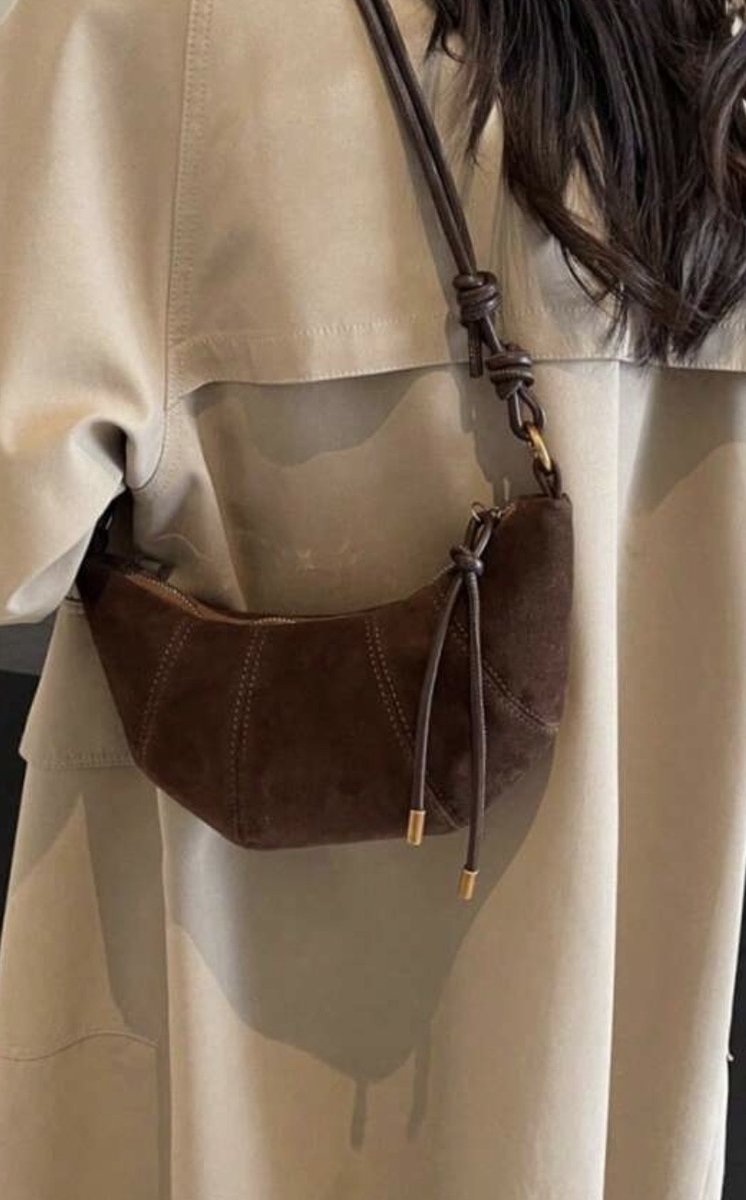 Schoudertas - croissant tas - bruine schoudertas - bowling tas - schoudertas met franjes - bag - sholder bag - handbag - handtas - tas - vanity tas - buideltas - statement tas - shoulderbag - hobo tas - gebogen pu schoudertas